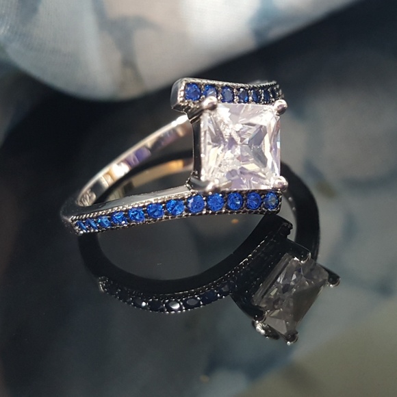 White n Blue Cubic Zirconia - Picture 3 of 8